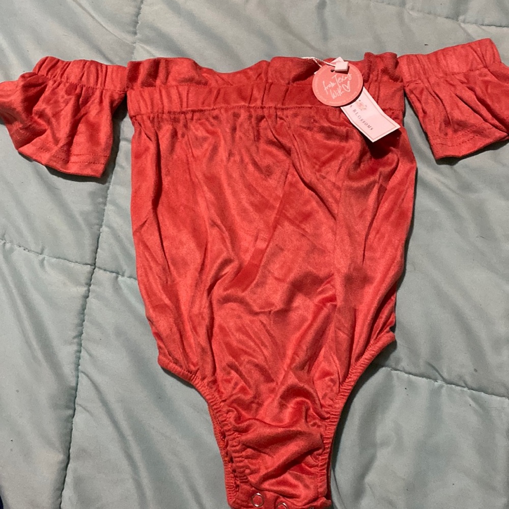 Bailey’s Blossoms super soft top. Size 2T. NWT